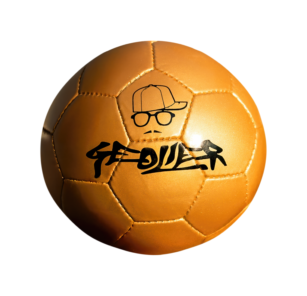 Pallone da calcio dorato con il logo Geolier e la firma grafica dell’artista.